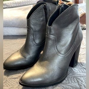 Pure Navy by Saks super cute western style bootie 5.5